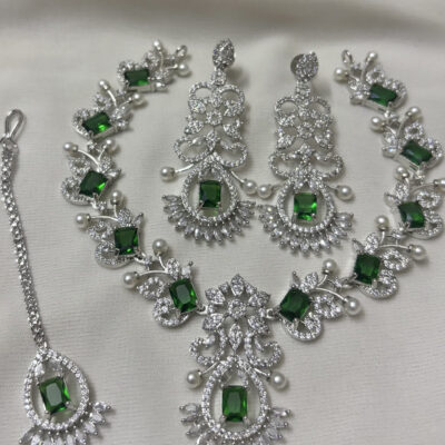 Emerald-green pearl necklace set