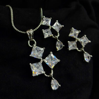 High Quality Cubic Zirconia White Pendant Set
